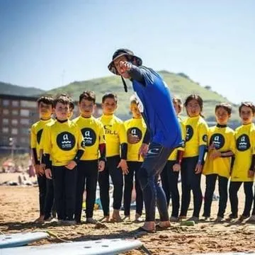 CENTRO Y ESCUELA DE SURF LA ARENA en La Arena (Biscay)