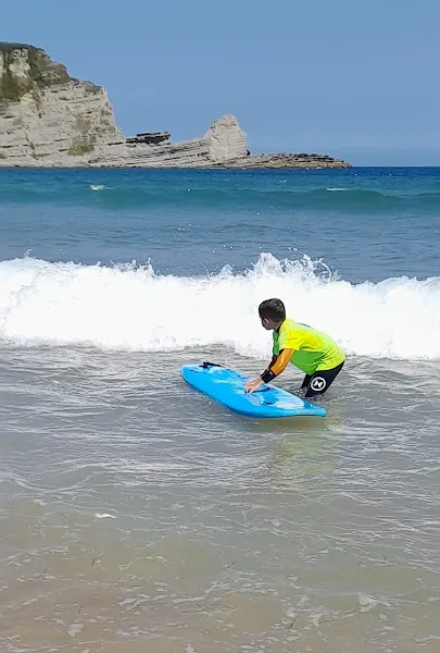 Escuela de Surf LaOla en Galizano (Cantabria)