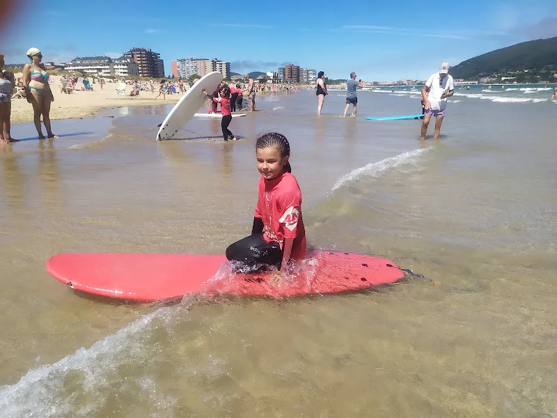 Escuela de Surf Pinos Laredo en Laredo (Cantabria)