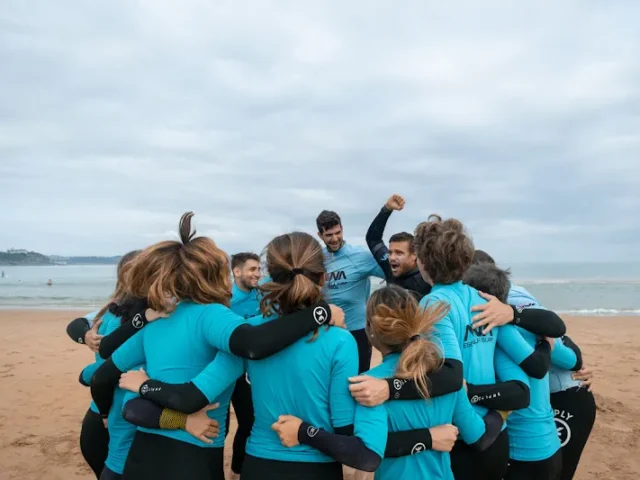 Escuela de surf Somo AWA en Somo (Cantabria)