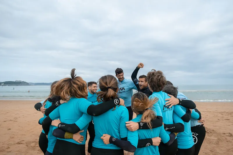 Escuela de surf Somo AWA en Somo (Cantabria)